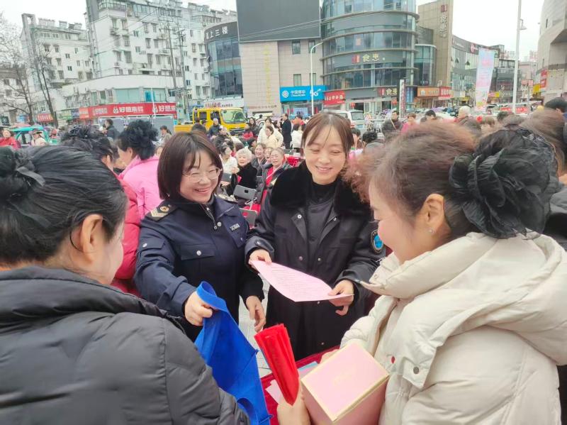 市疾控中心联合市妇联、屯溪区疾控中心开展卫生用品专项检查，用心守护妇女身心健康