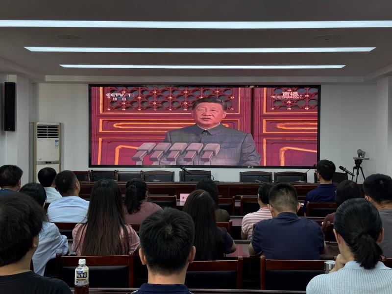 市卫生健康委组织干部职工观看阅兵仪式